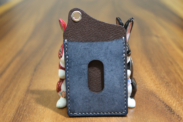 Ｈｅａｒｔ＆Ｄｉａ　手縫い　カラビナチェーン付き単パスケース　ブライドルレザー（ネイビー）