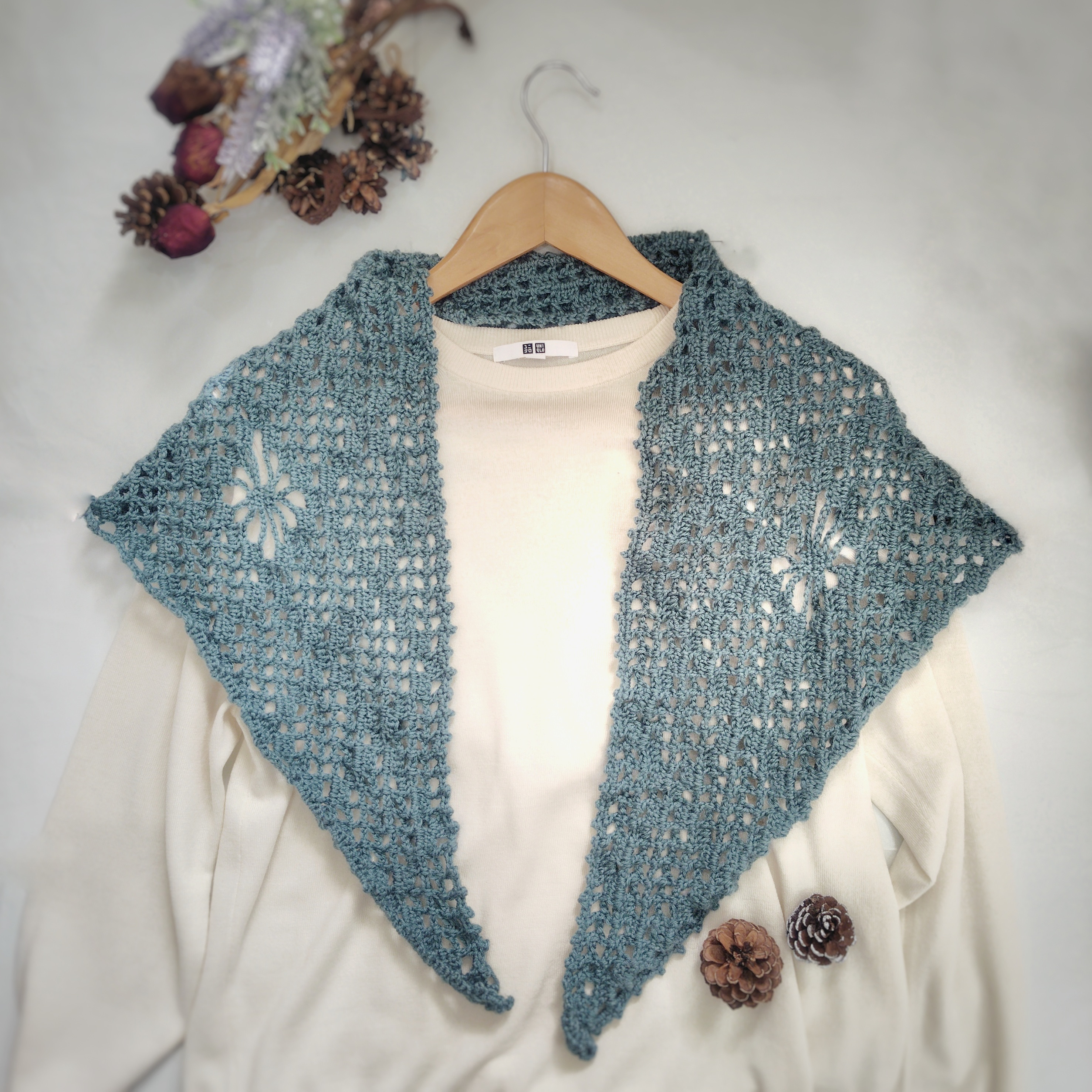 ◆在庫限り◆ダイヤ柄&フラワー柄 レース編み三角ストール  手編み 毛糸 ショール  │水色 ブルー