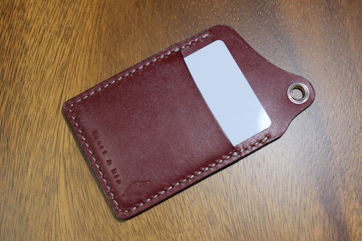 Ｈｅａｒｔ＆Ｄｉａ　手縫い　カラビナチェーン付き単パスケース　ブライドルレザー（レッド）