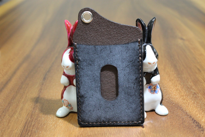 Ｈｅａｒｔ＆Ｄｉａ　手縫い　カラビナチェーン付き単パスケース　ブライドルレザー（ブラック）