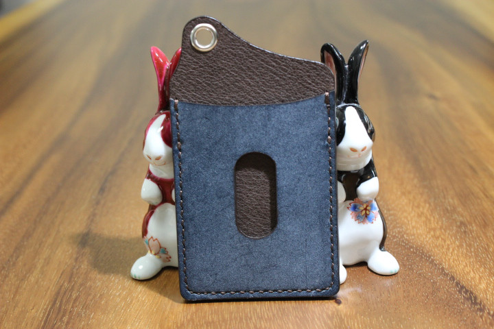 Ｈｅａｒｔ＆Ｄｉａ　手縫い　カラビナチェーン付き単パスケース　ブライドルレザー（ネイビー）