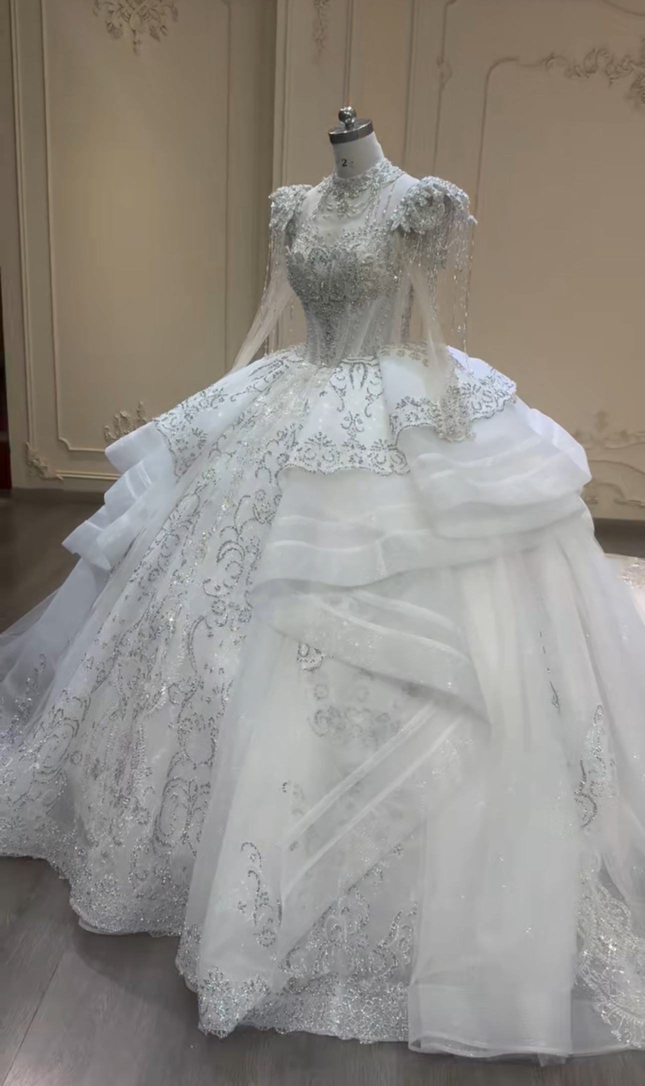 激売れ　ラッフルスカート　長袖　編み上げ　華やかな　秋婚　スクエアネック　白ホワイト　ウェディングドレス　チュール結婚式