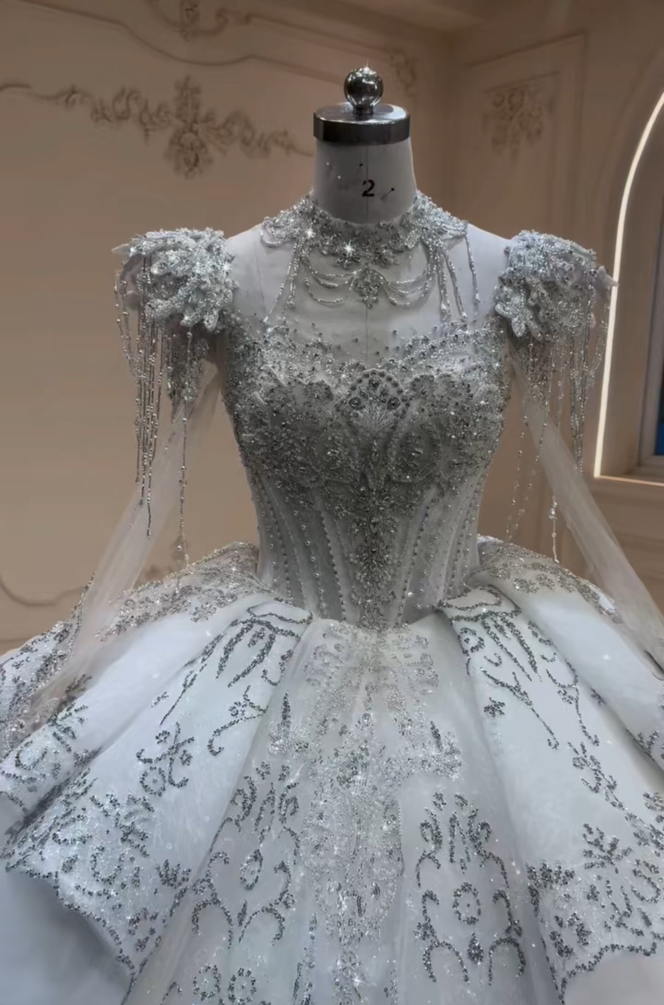 激売れ　ラッフルスカート　長袖　編み上げ　華やかな　秋婚　スクエアネック　白ホワイト　ウェディングドレス　チュール結婚式