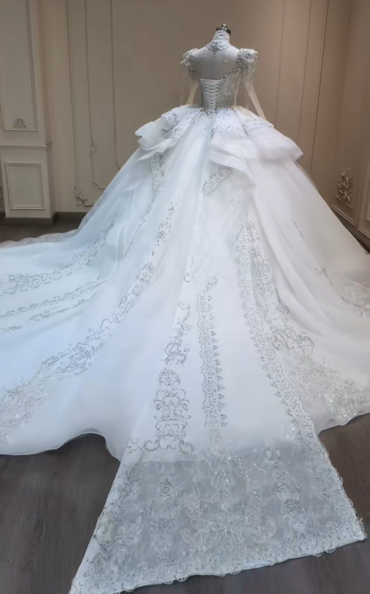 激売れ　ラッフルスカート　長袖　編み上げ　華やかな　秋婚　スクエアネック　白ホワイト　ウェディングドレス　チュール結婚式