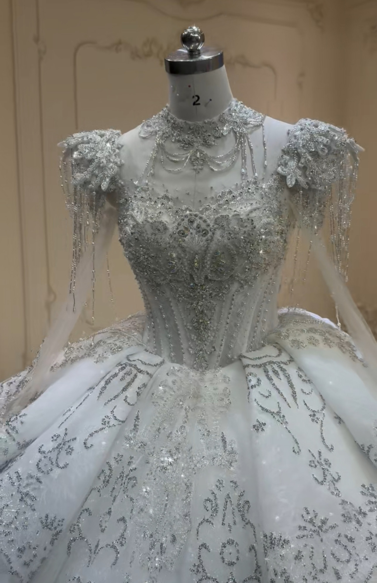 激売れ　ラッフルスカート　長袖　編み上げ　華やかな　秋婚　スクエアネック　白ホワイト　ウェディングドレス　チュール結婚式