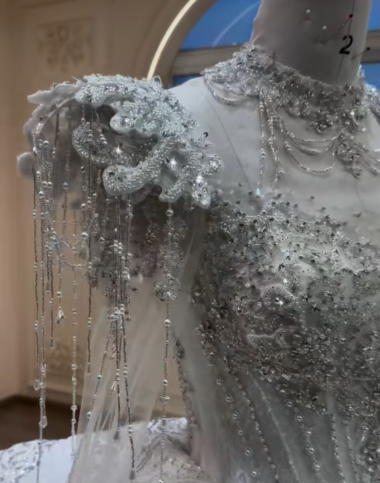 激売れ　ラッフルスカート　長袖　編み上げ　華やかな　秋婚　スクエアネック　白ホワイト　ウェディングドレス　チュール結婚式