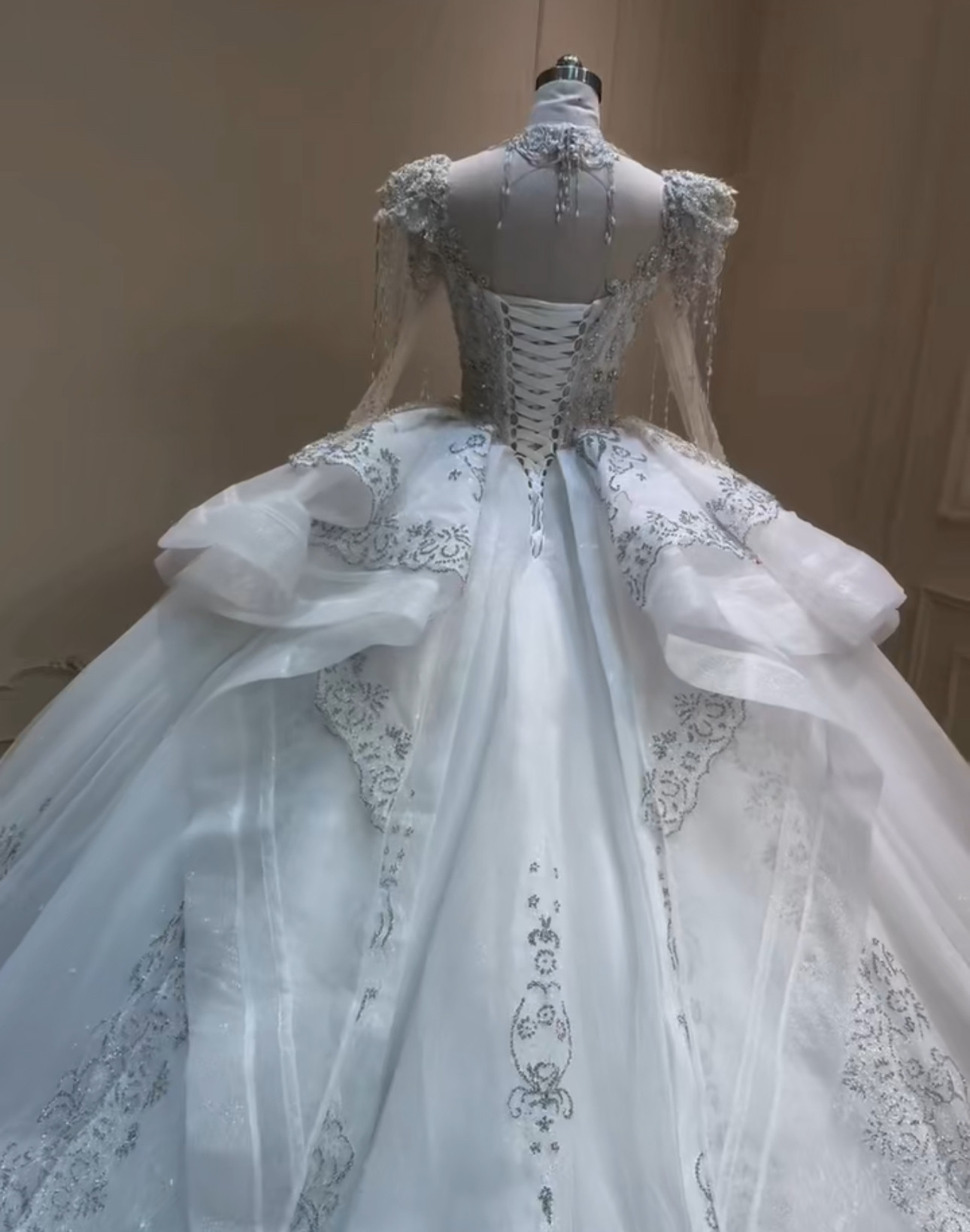 激売れ　ラッフルスカート　長袖　編み上げ　華やかな　秋婚　スクエアネック　白ホワイト　ウェディングドレス　チュール結婚式