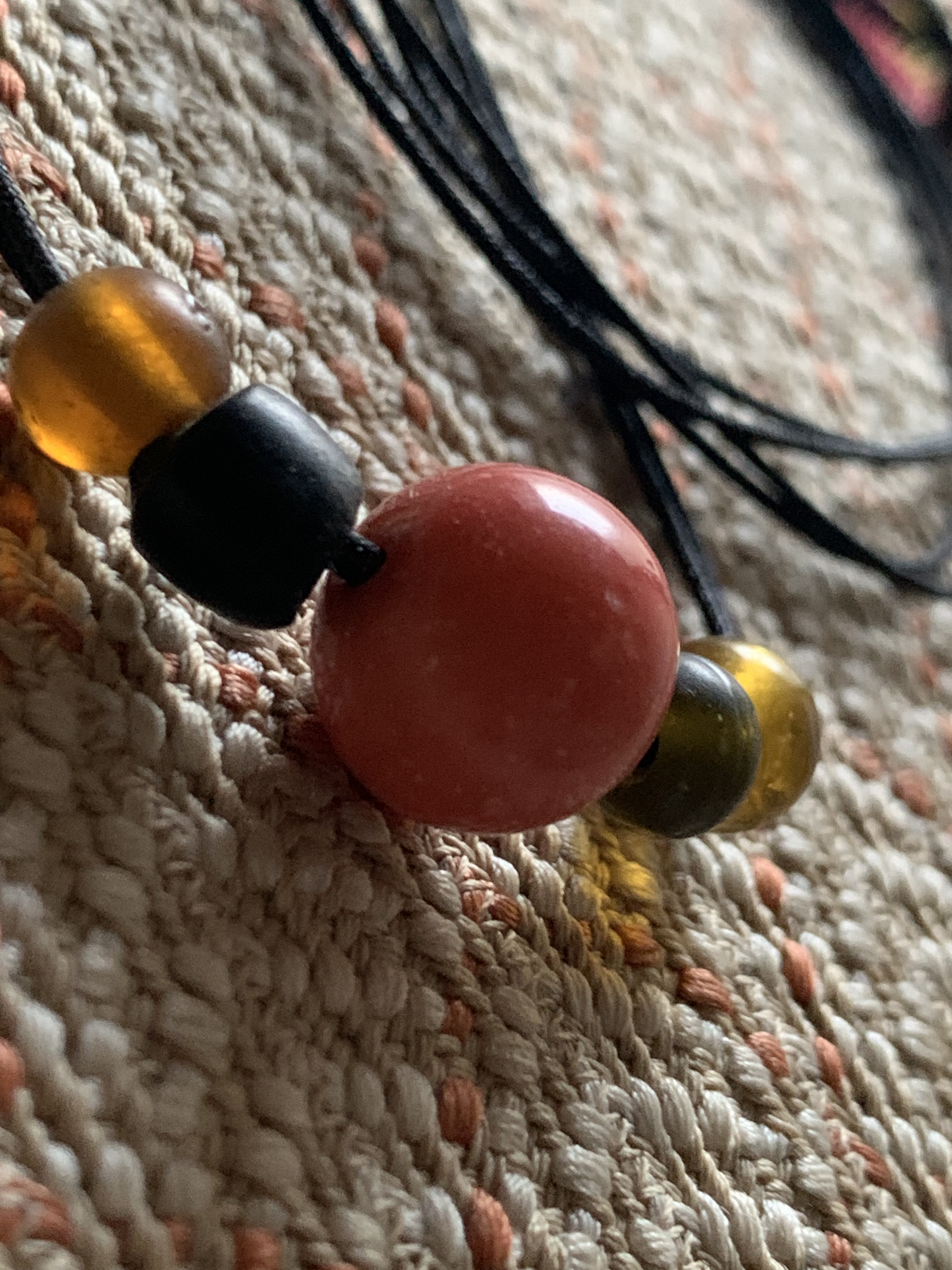 チベタンマウンテンコーラル風 アンティークビーズ と年代物インドナガ族アンティークビーズのお紐仕立てネックレス