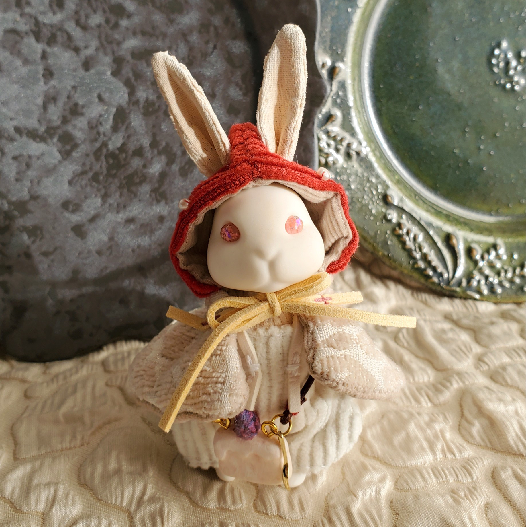 小さな手乗りのうさぎさん　ショートケーキさん　フード紐クリーム色