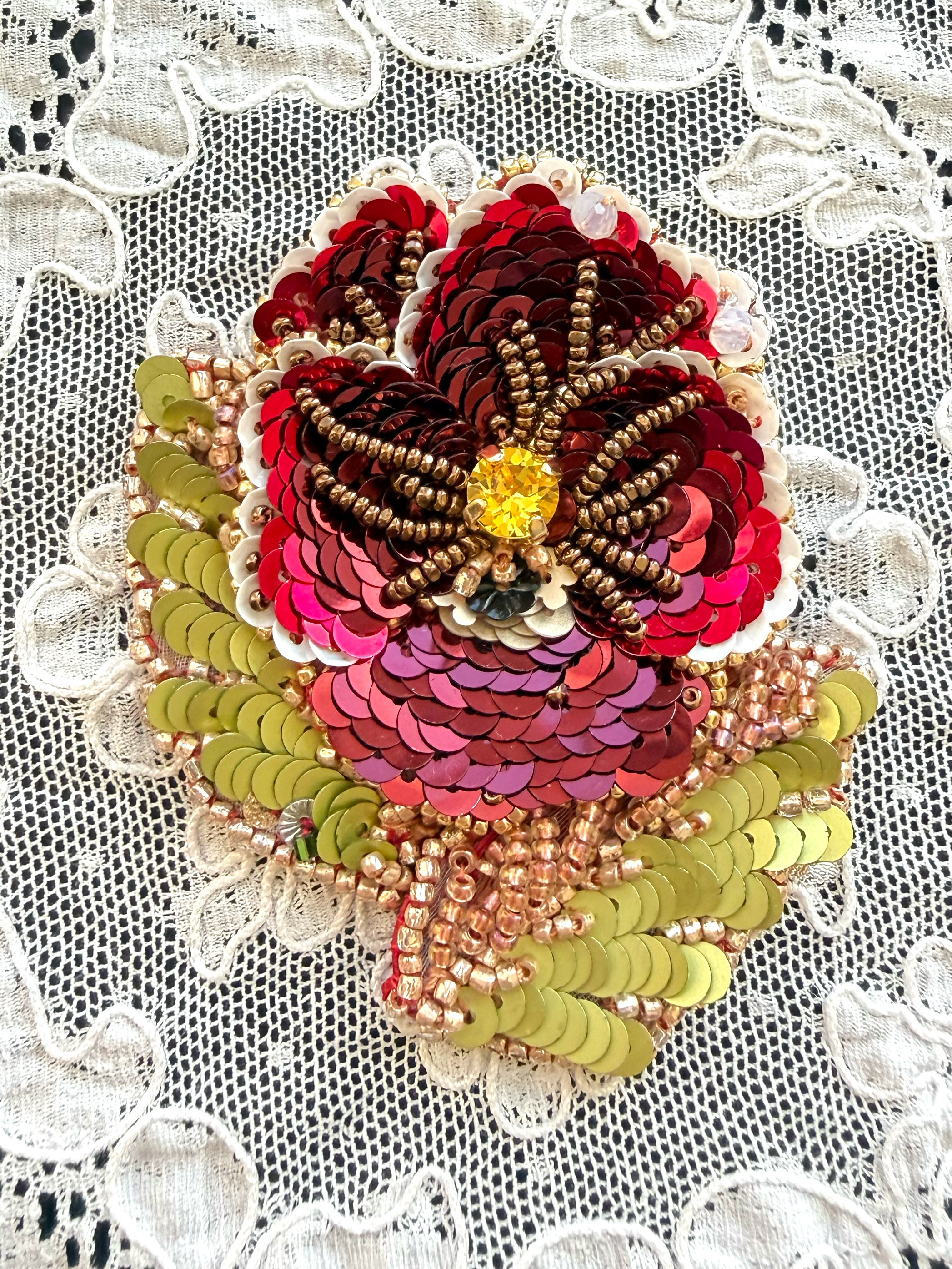 【即納在庫1】クラシカルワインレッドカラーパンジーのブローチ　オートクチュール刺繍