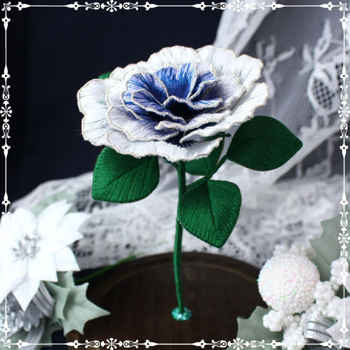 立体刺繍花『Winter Rose (Blue White)』/ガラスドームの薔薇 立体