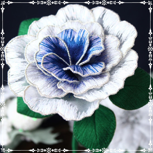 立体刺繍花『Winter Rose (Blue White)』/ガラスドームの薔薇 立体