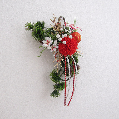 お正月飾り～松・マム・蘭・笹・手毬・水引の鶴入り壁飾り 造花