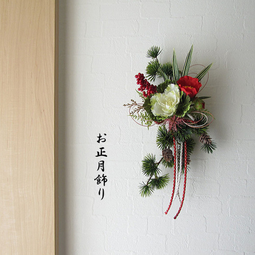 お正月飾り～松・椿・葉牡丹・水引・飾りひも入り壁飾り 造花