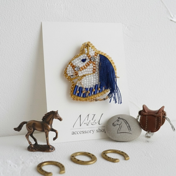 馬ブローチ ホワイト×ブルー 干支 午 2026 ビーズ刺繍 お正月 縁起物