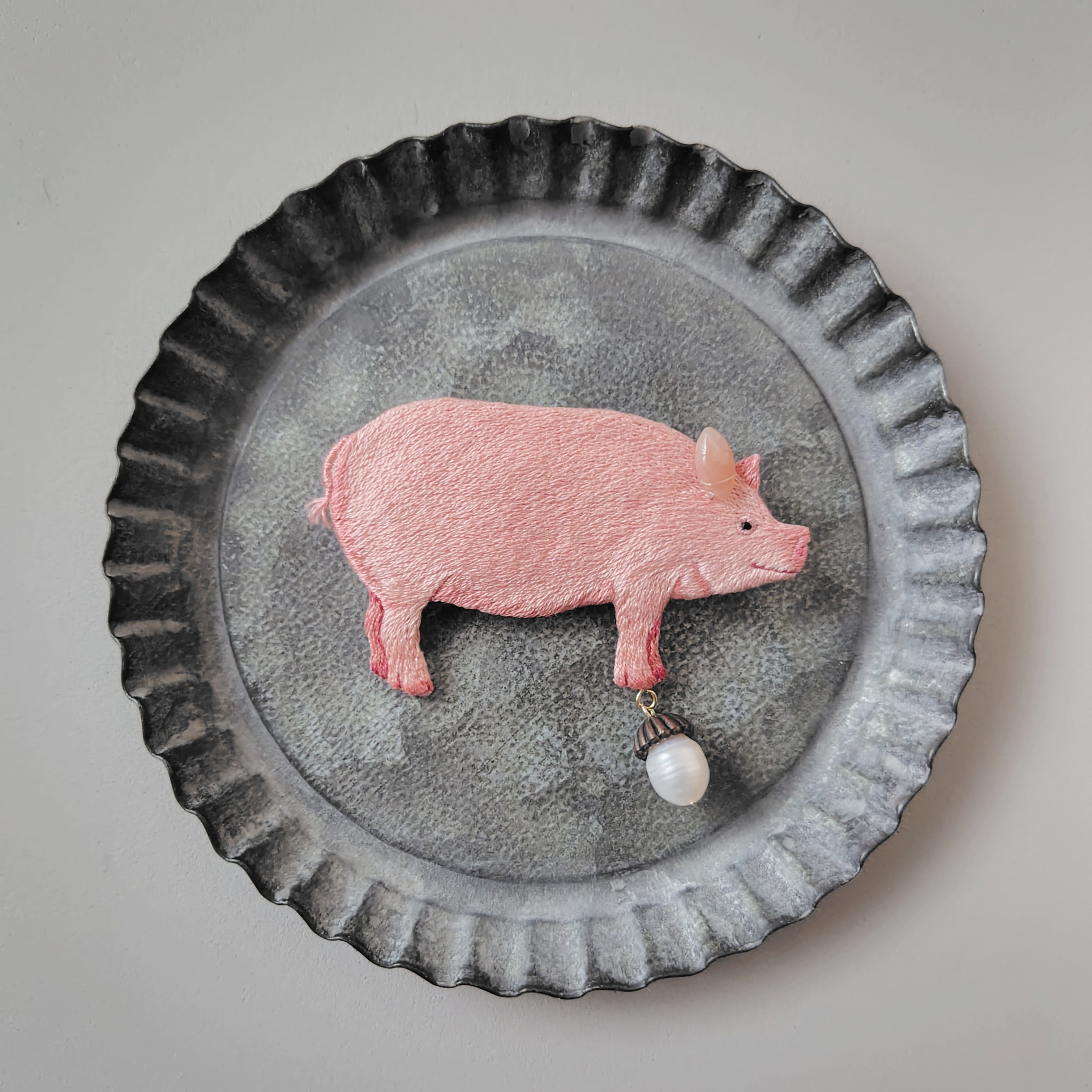 [picture book]―pig／ブタ刺繍ブローチ ☆受注制作