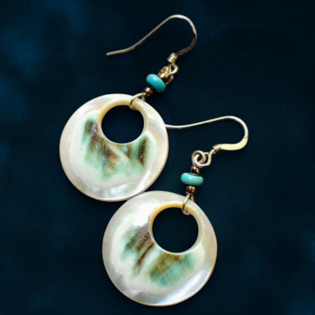 【一点物】冬光を宿す 夜光貝ピアス｜沖縄の海・真珠層｜14KGF