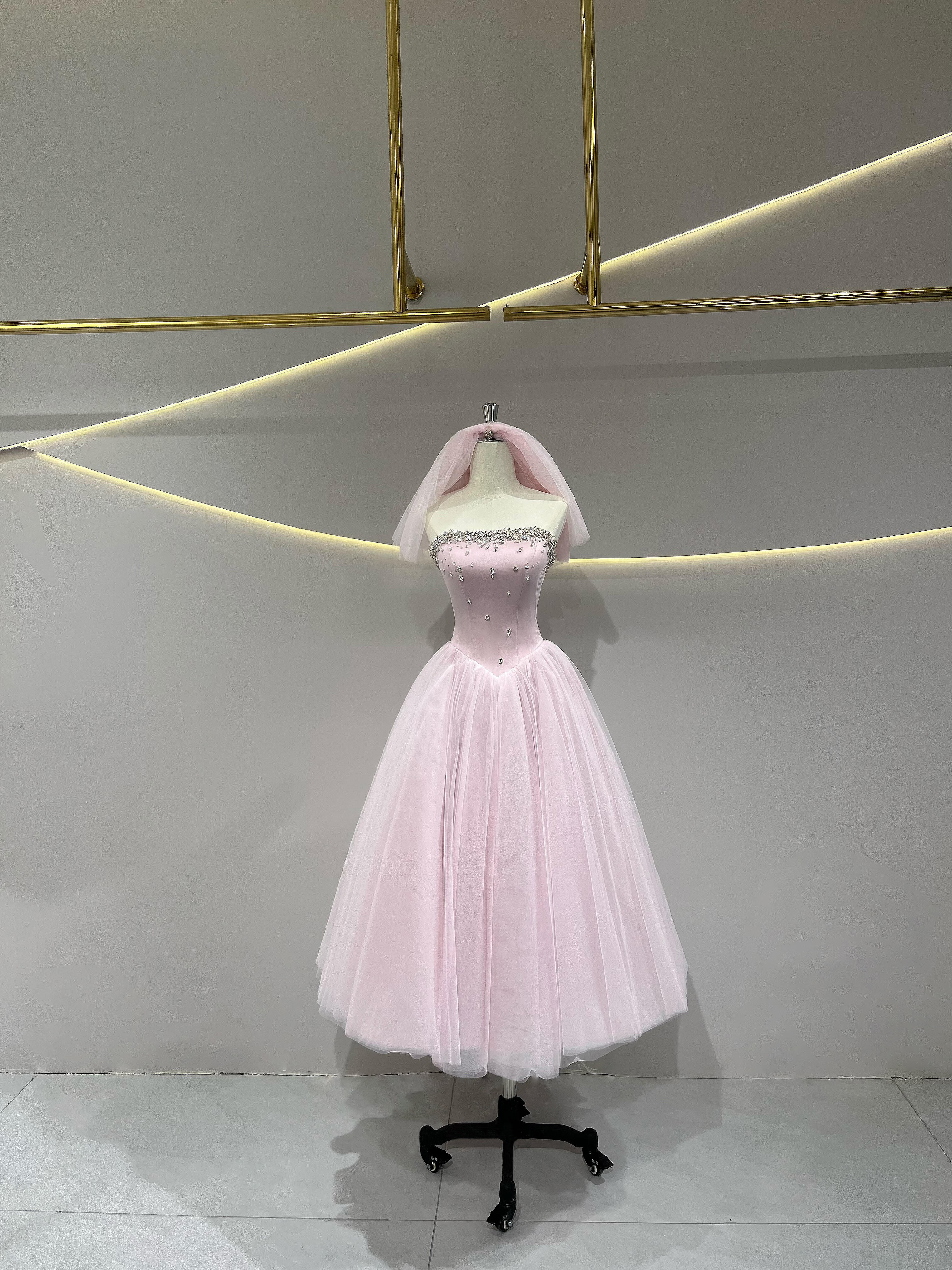 ミモレ丈　可愛いピンク　キラキラビジュー　チューブトップ　ふわふわチュール　aライン痩せて見える　ダンスパーティー二次会