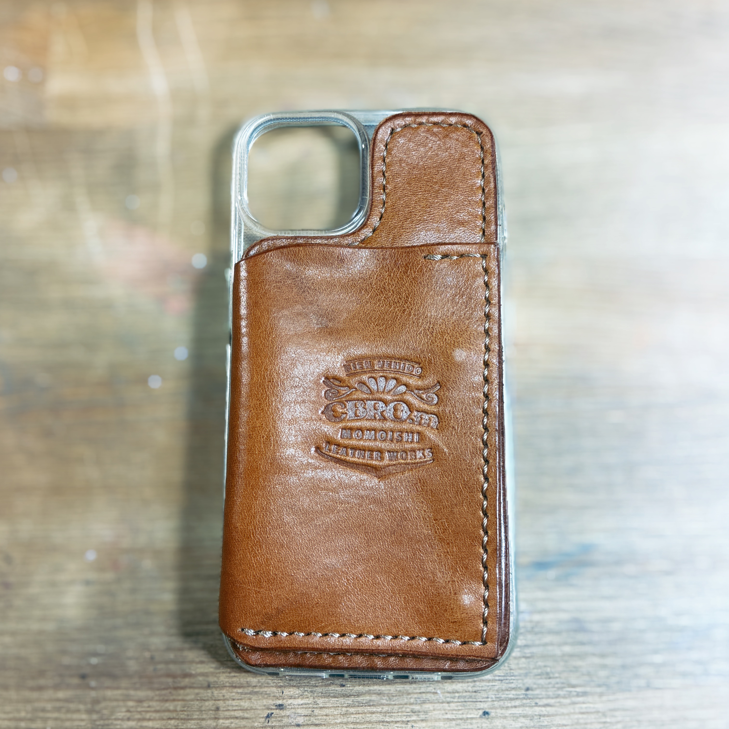 iPhone13・14用 レザーケース｜オイルレザーのカード収納付き本革ケース（最大6枚・キャッシュレス対応）