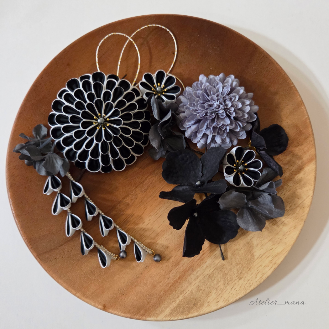 和装　つまみ細工とアーティフィシャルフラワーの髪飾り(黒×白)　ウェディングや成人式・卒業式に