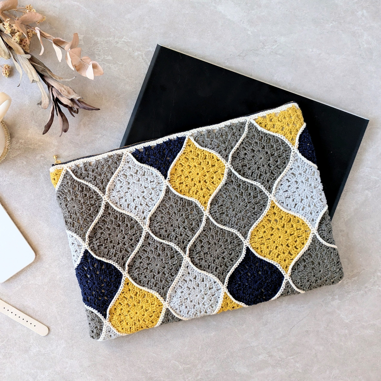 ＼特別価格／抱えて持ちたい✦手編み×ヌビキルト　のPCケース【13インチ対応】チャコール