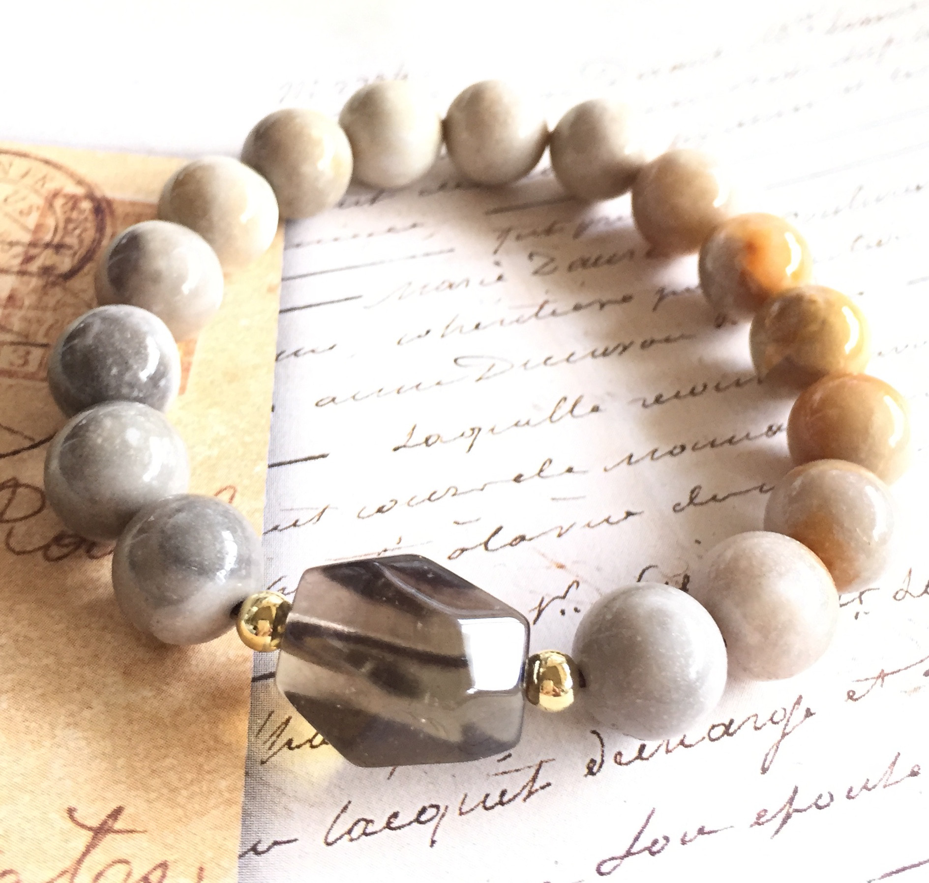 祈りの系譜✴︎シャーマニックな風✴︎ヒーラー必携✴︎モカベージュ〜ミルクティー色が可愛い✴︎サークルストーン