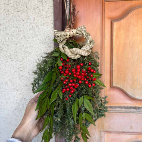 松の内まで｜即日発送】南天とヒムロスギの迎春スワッグ｜生花から