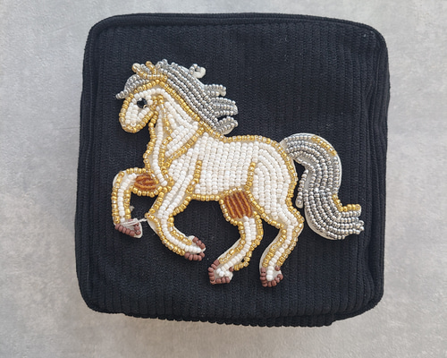 ハウンドトゥース柄ポーチ 馬ロゴ刺繍 ビーズ刺繍の馬モチーフポーチ｜コーデュロイ｜化粧ポーチ・サニタリー