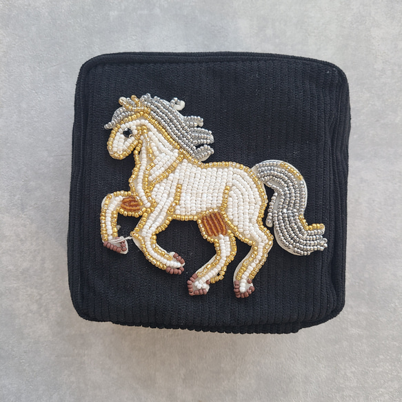 ビーズ刺繍の馬モチーフポーチ｜コーデュロイ｜化粧ポーチ・サニタリー