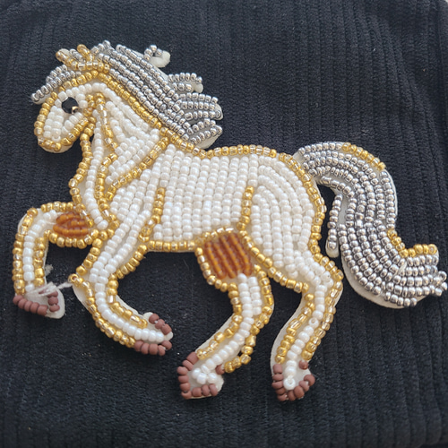 ビーズ刺繍の馬モチーフポーチ｜コーデュロイ｜化粧ポーチ・サニタリー