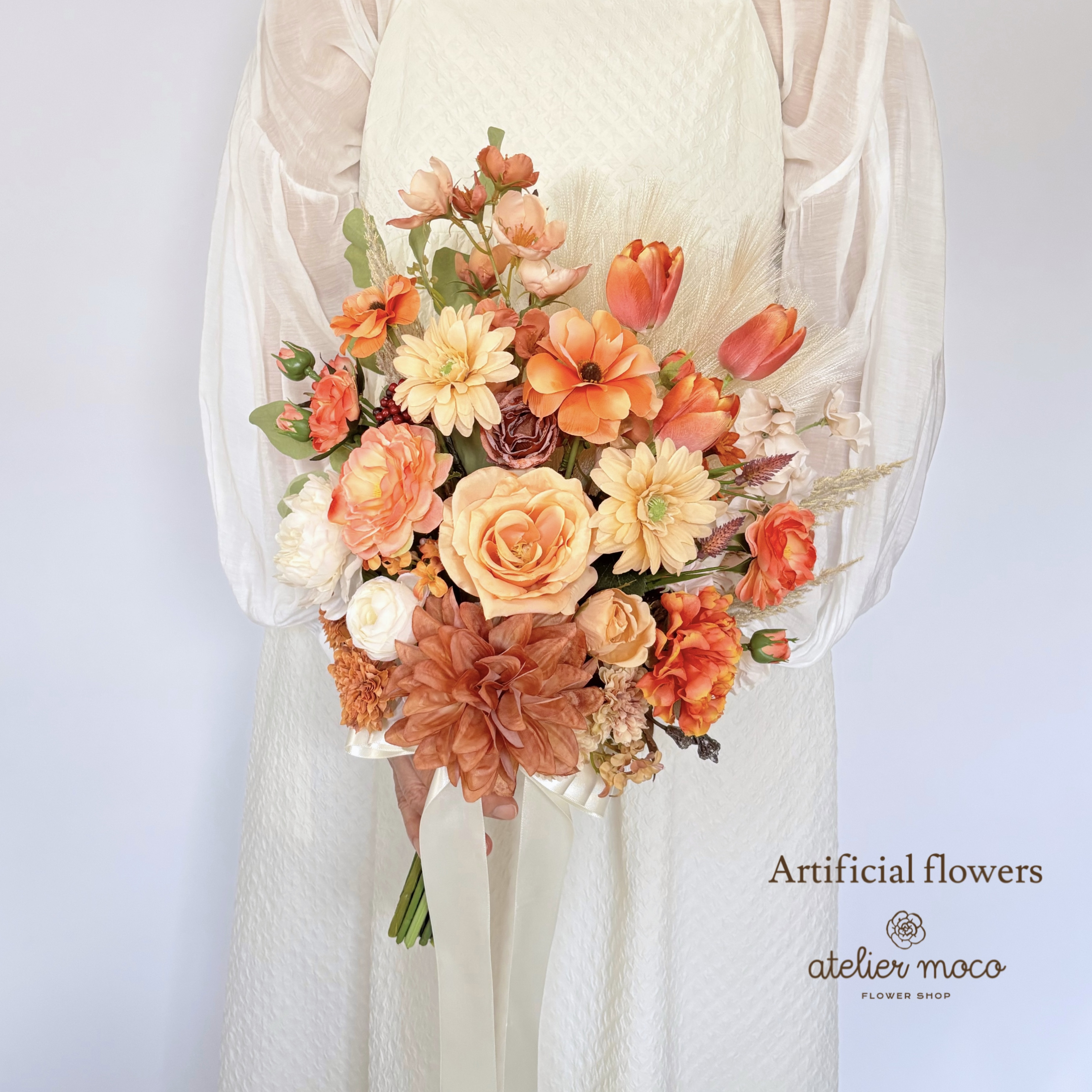 【受注再販】オレンジ ダリア とテラコッタ チューリップ の クラッチブーケ（造花・ウェディング・結婚式・前撮り・フォト