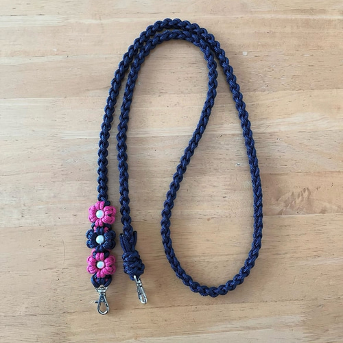 【ハンドメイド】パラコード・スマホ用お花柄ショルダーストラップ パラコードお花スマホショルダーストラップ ネックストラップ つなぐっ