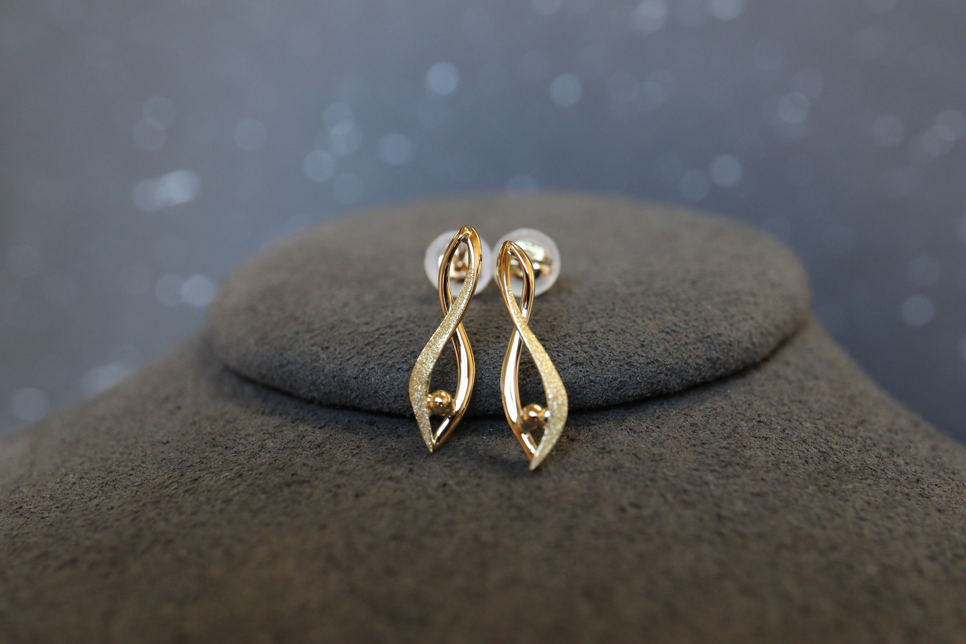 流線＆捻り　スターダスト梨地　スタッドピアス　１８金イエローゴールド