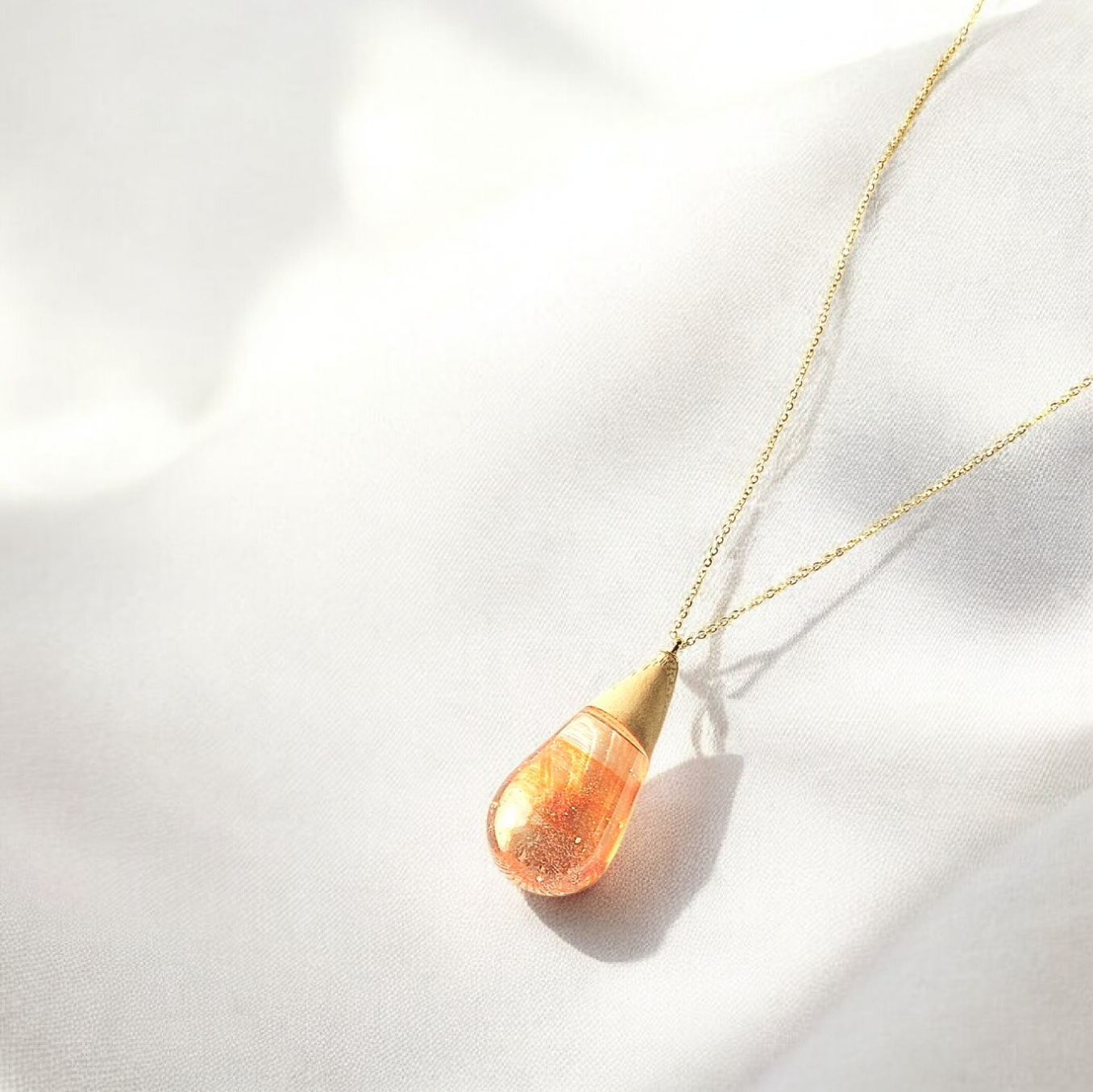 〜ナチュラル好きに〜【栗】のウッドレジン 光をまとうマーブルネックレス / 大人の琥珀カラー