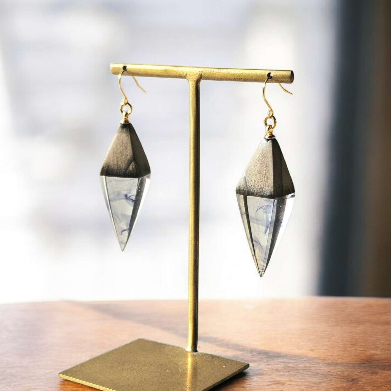 〜抜け感をプラス〜【神代杉】ウッドレジンピアス(イヤリング) / 希少天然木・大人の陰影アクセ / 普段使い＆ギフトにも