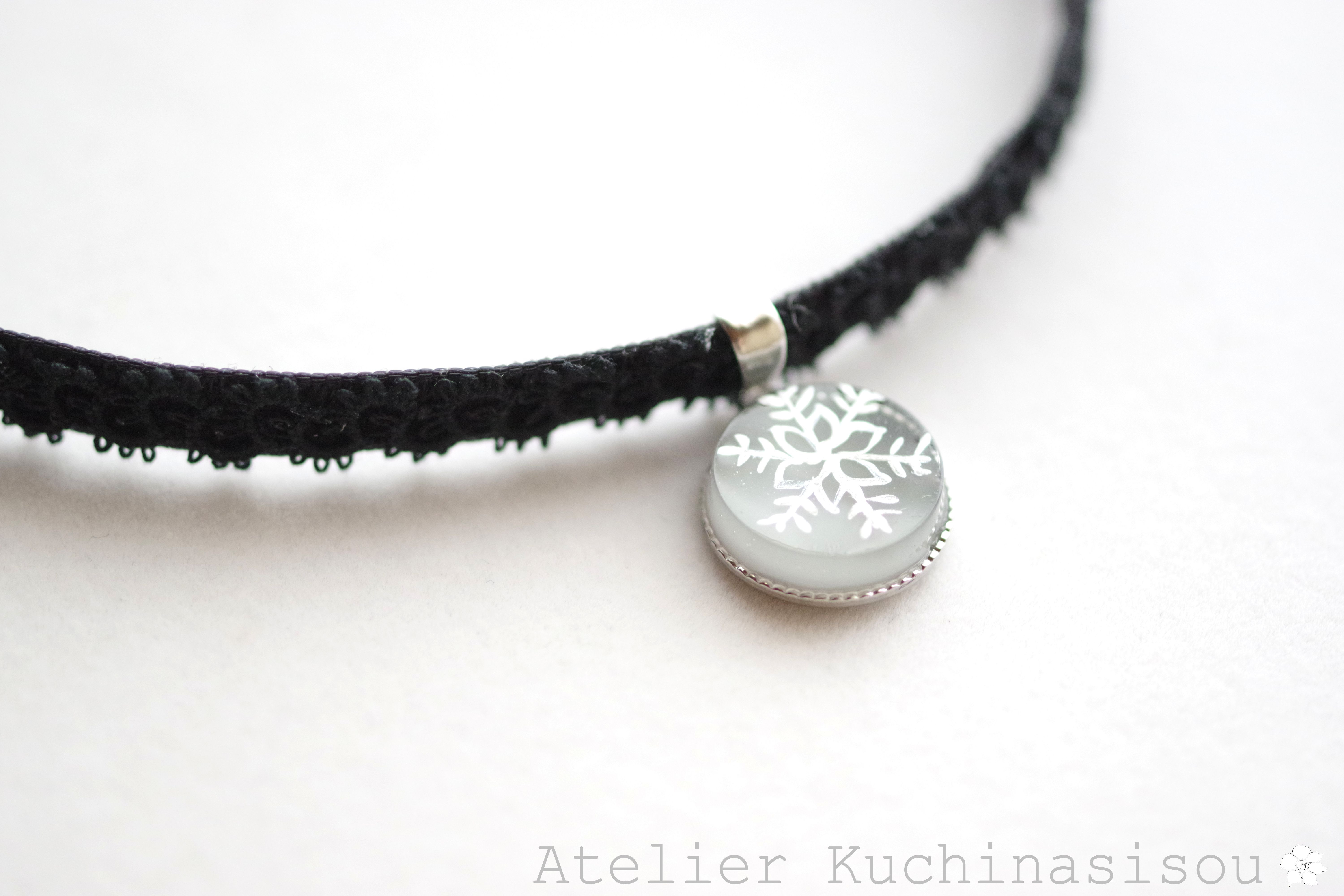 【受注製作】レジンアート　ラウンドモチーフとタティングレースとベルベットリボンのチョーカー〈雪の結晶・グレー〉
