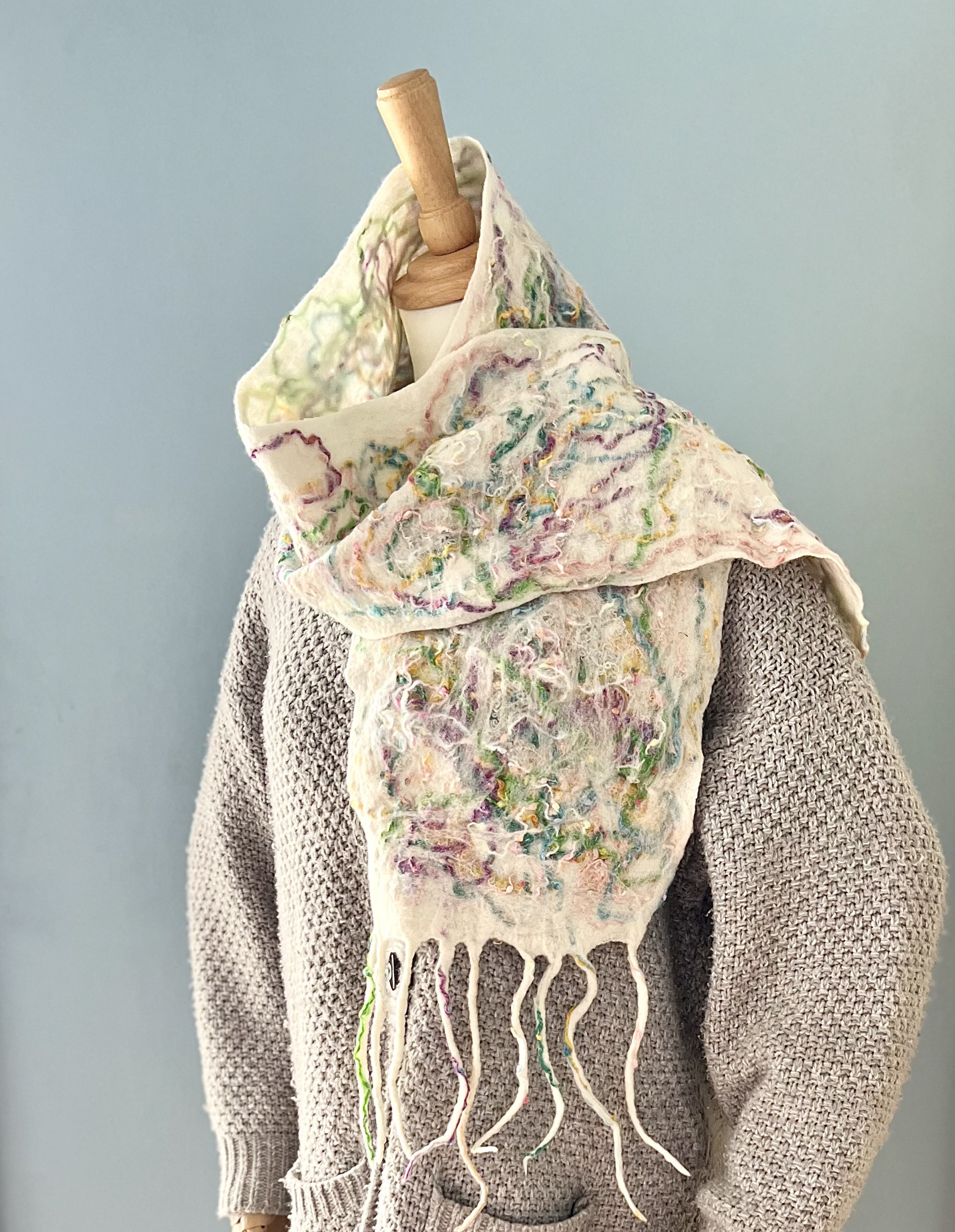 メリノウールフェルトのカラフルなロングマフラー（ホワイト）