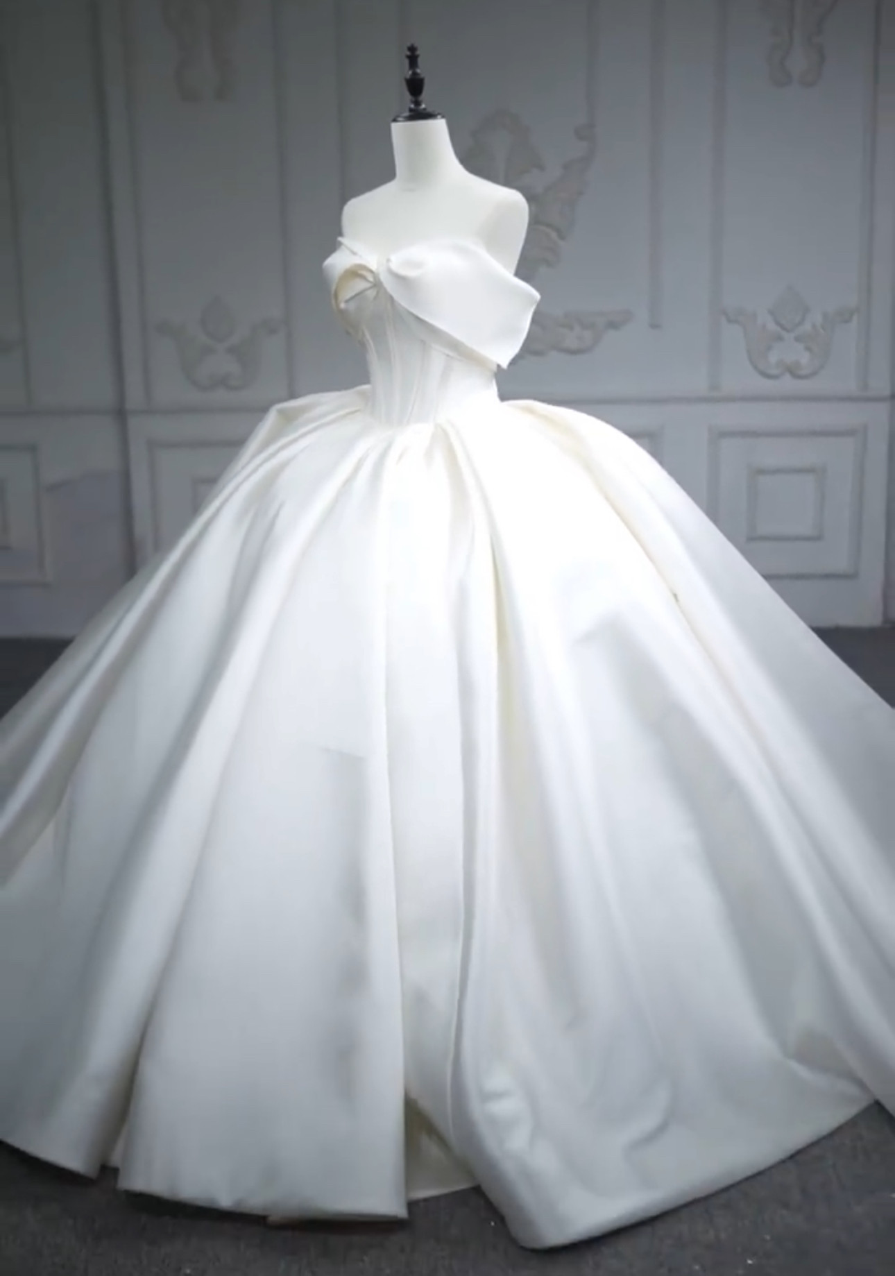 高品質サテン　二の腕カバー　オフホワイト　ボリューム　トレーン　シンプル　素敵　プリンセス　フレアスカート可愛い結婚式