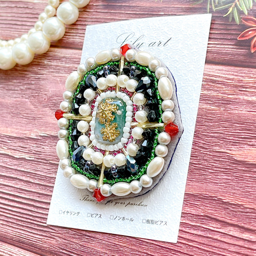 アンティークの赤とシルバーの花柄ビーズ 刺繍　ハンドメイド 深緑と赤の静かな煌めき～ 雪の結晶とパールビーズの楕円ビーズ刺繍