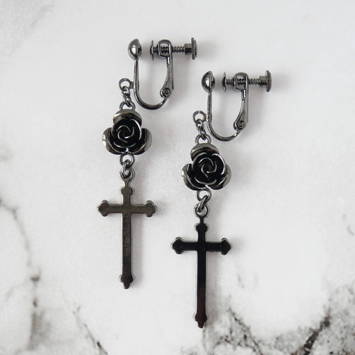 薔薇 十字架 イヤリング ブラック ガンメタ ゴスロリ クロス ローズ