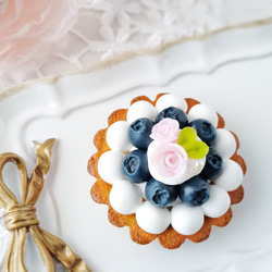 ハンドメイド　ブルーベリーのタルト　ロールケーキ　フェイクスイーツ ブルーベリータルトのオブジェ｜日常に静かなときめきを添えるフェイク