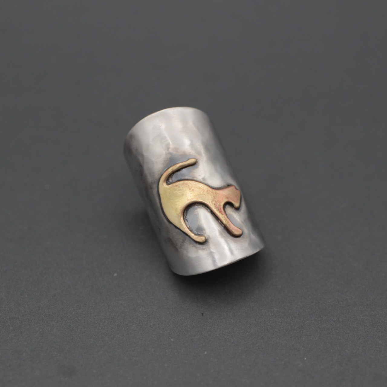 背筋ピーンの猫：カフリング（槌目）