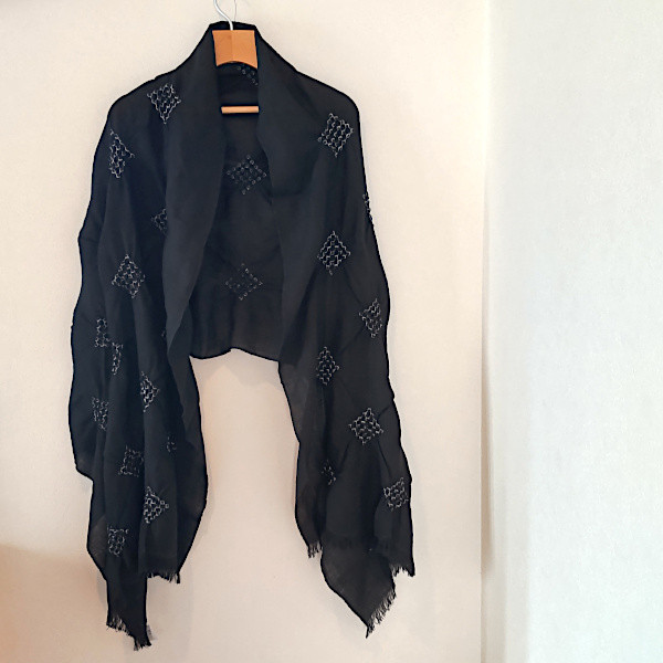 刺しゅうを散りばめた大判ウールストール～ブラックと繊細な白い線の立体刺しゅうが特徴です