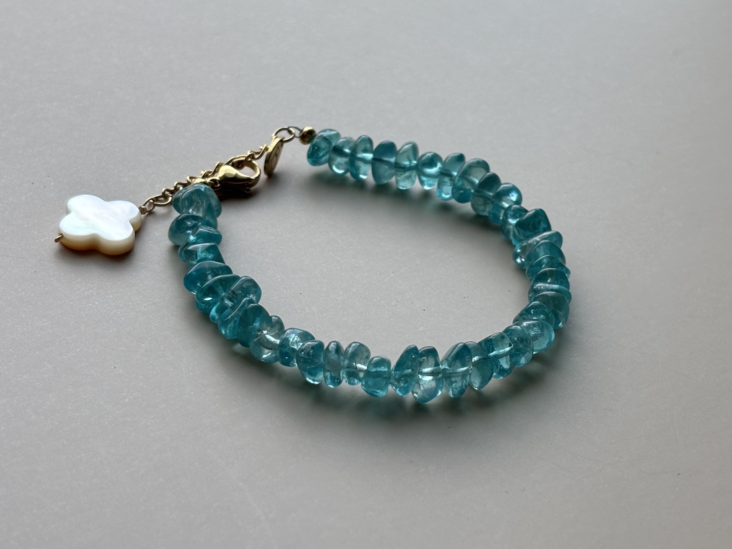 アパタイトのサザレブレスレット　― クローバーパールを添えて ―