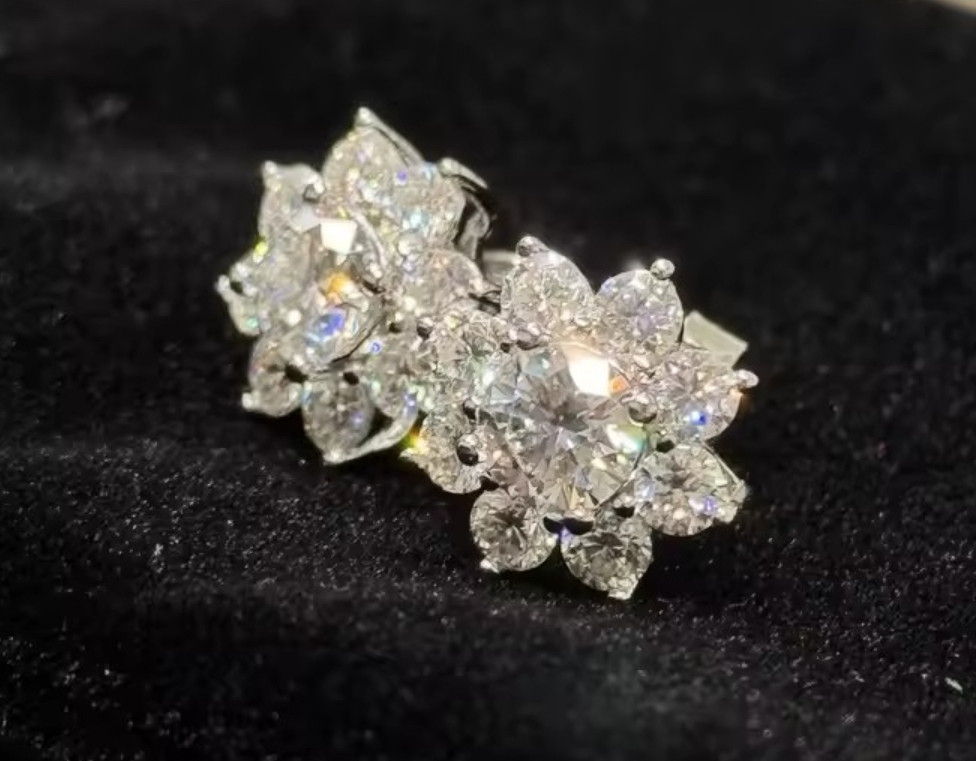 立体的　モアサナイト　0.5ct/1ct　フラワーピアス　スタッド　ピアス