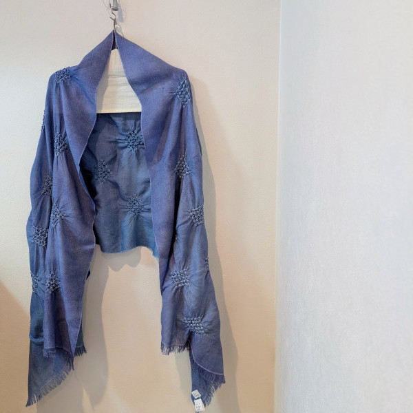 刺しゅうを散りばめた大判ウールストール～ブルーのグラデーションmixカラーと立体刺しゅうが特徴です
