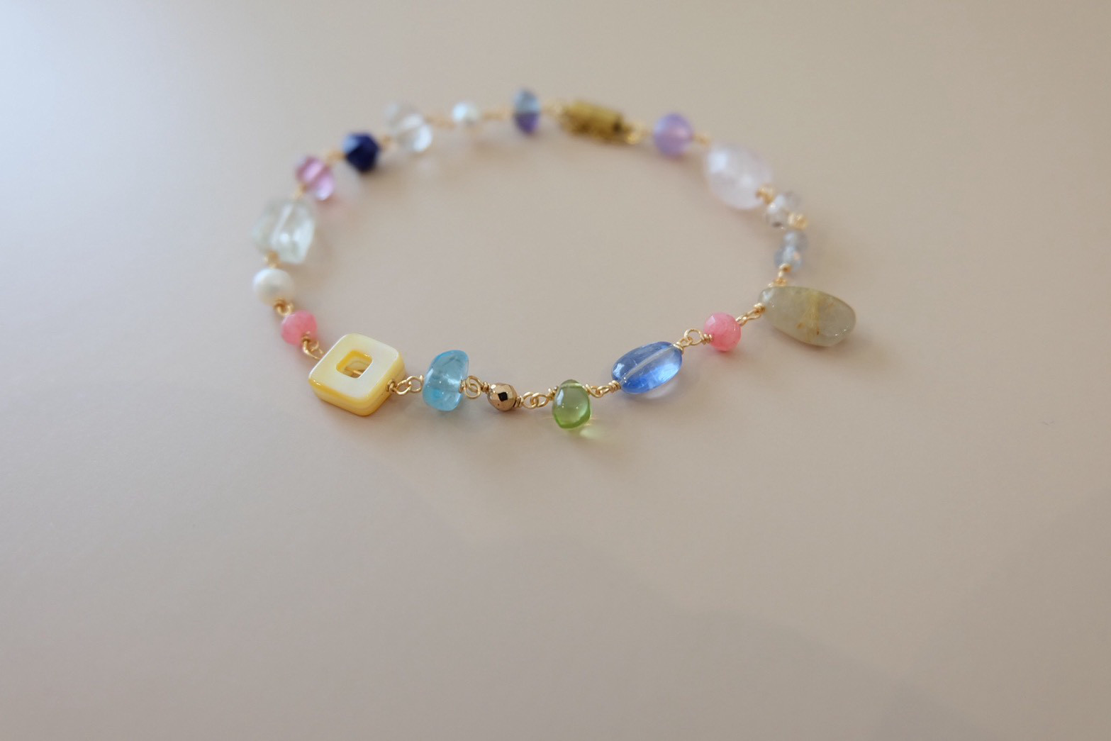 宝石箱のブレスレット