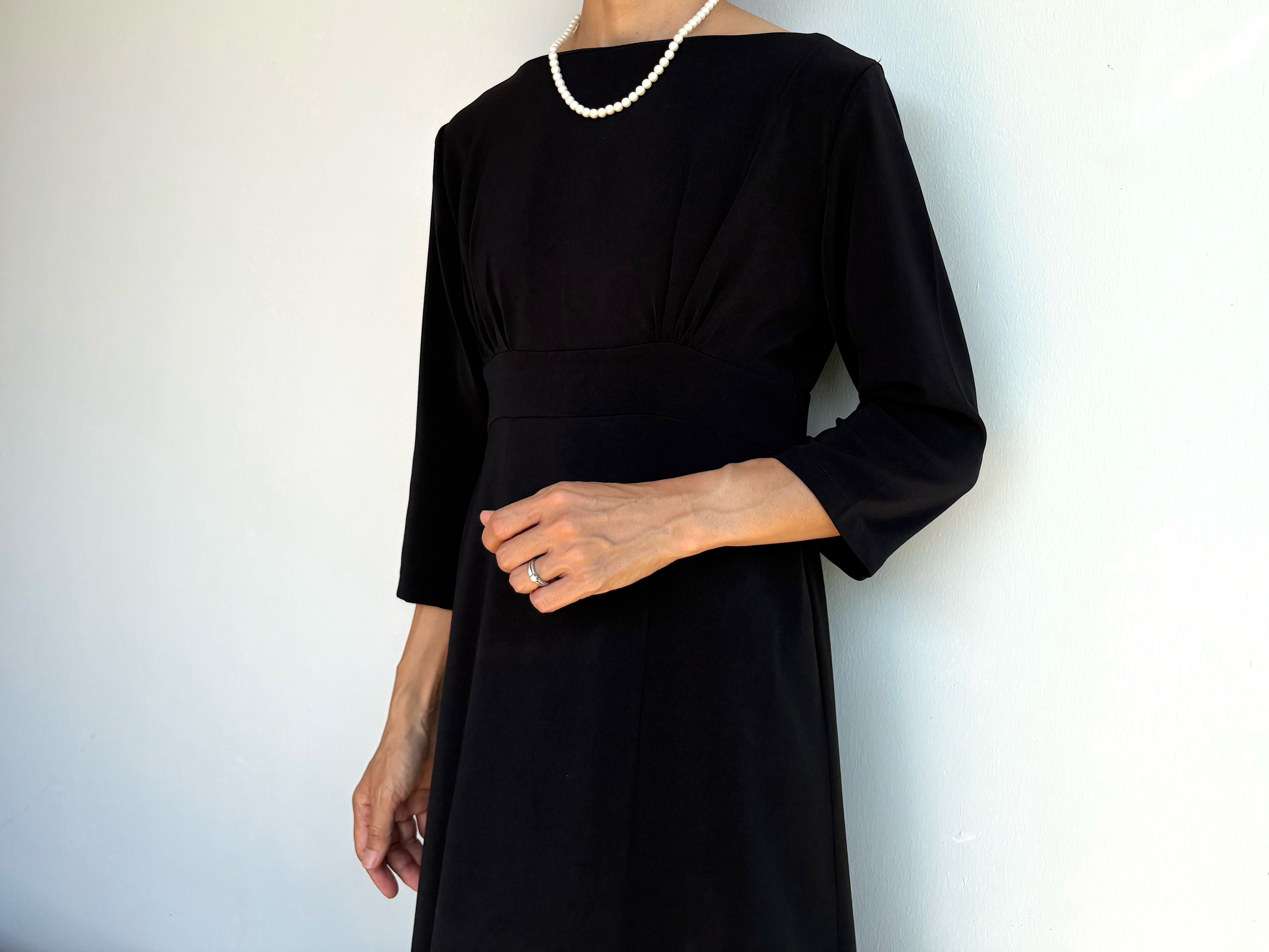 大人のためのきちんと感のある上品フォーマルワンピース。ギャザー入り。Ｓ〜L。送料無料