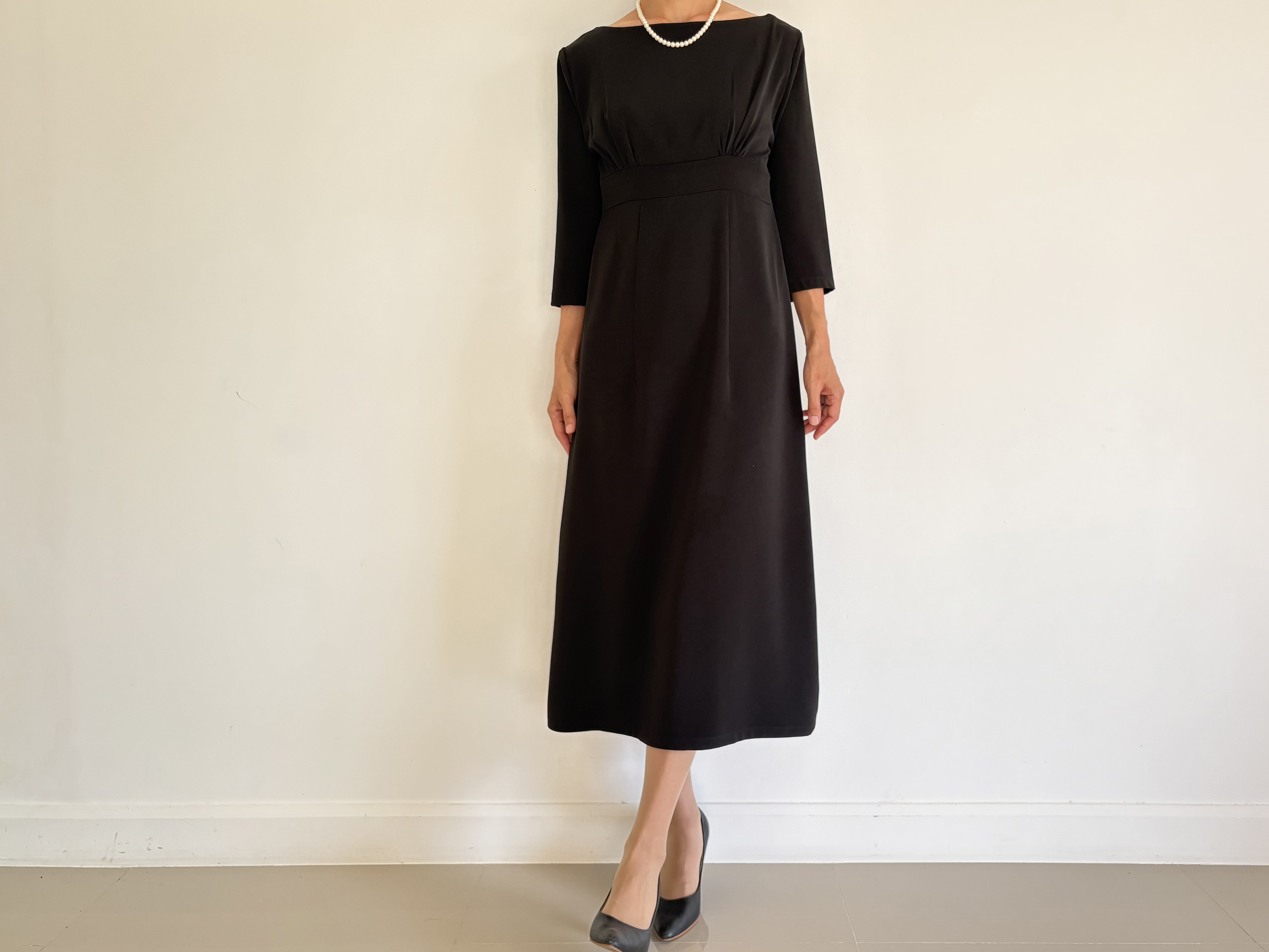 大人のためのきちんと感のある上品フォーマルワンピース。ギャザー入り。Ｓ〜L。送料無料