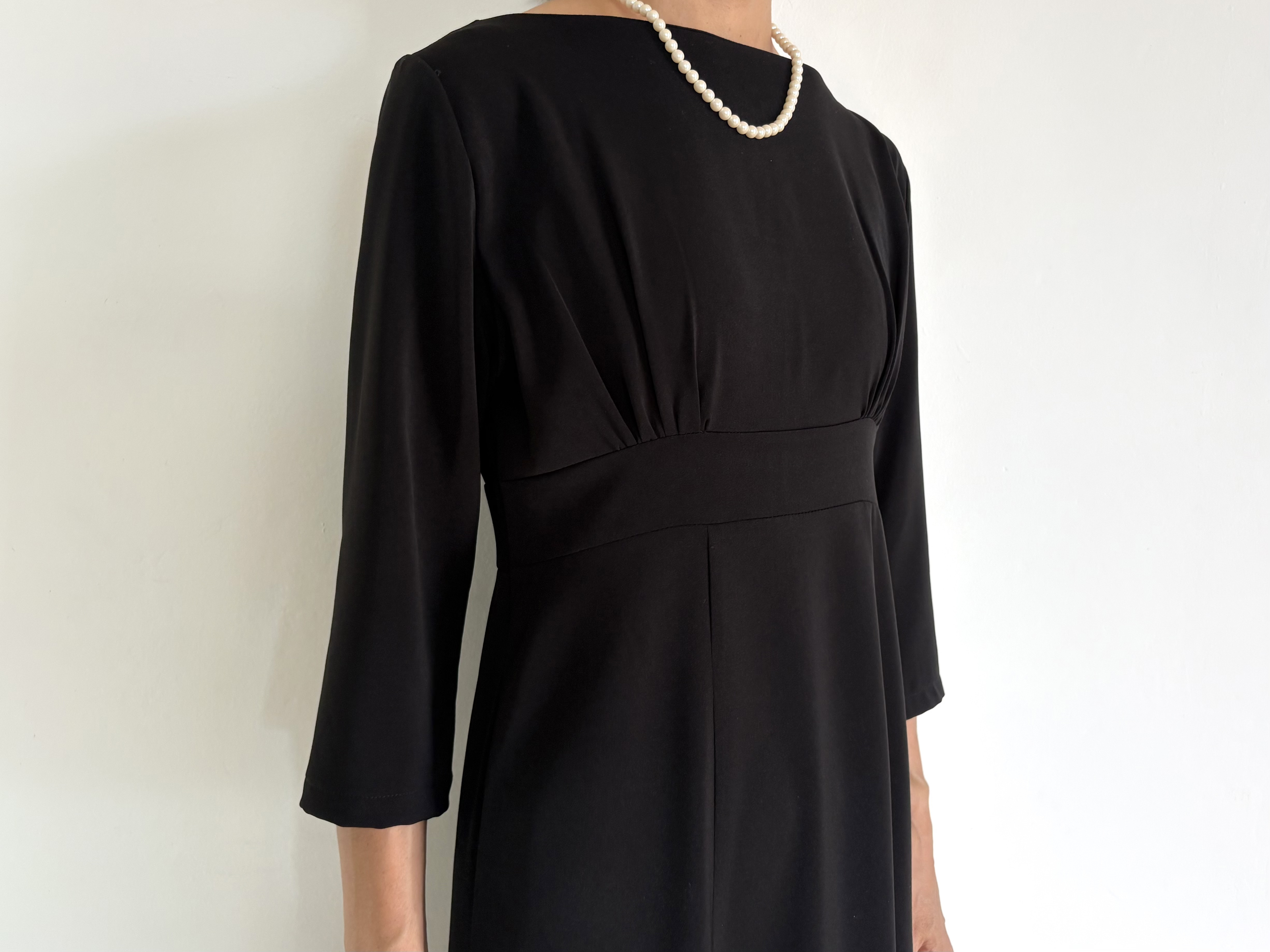 大人のためのきちんと感のある上品フォーマルワンピース。ギャザー入り。Ｓ〜L。送料無料